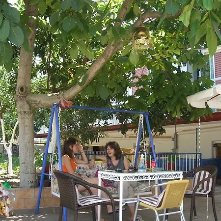 Niki Πανσιόν Καμένα Βούρλα